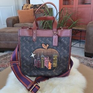 Gorgeous Coach Leather Field Tote With NY Big Apple Skyline 🤎🗽🍎💛🎁